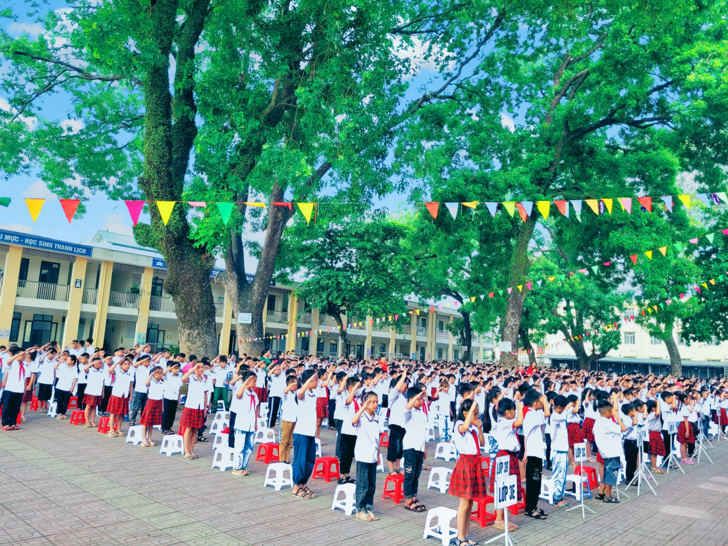 TƯNG BỪNG CHÀO ĐÓN NĂM HỌC MỚI