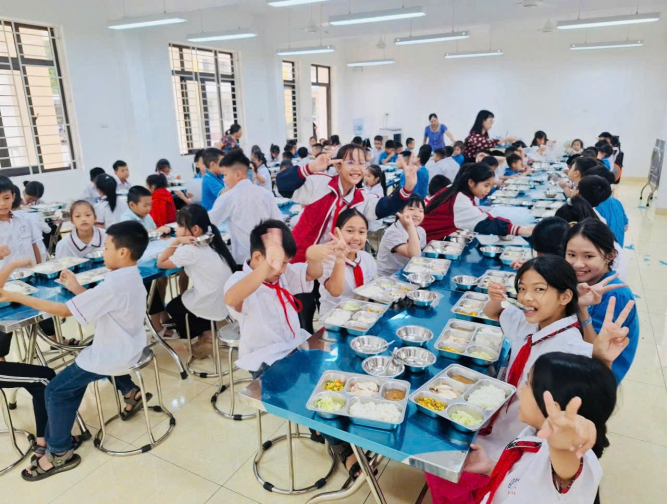 BỮA ĂN BÁN TRÚ CỦA CÁC EM HỌC SINH TRƯỜNG TIỂU HỌC THANH MAI - XÃ THANH OAI